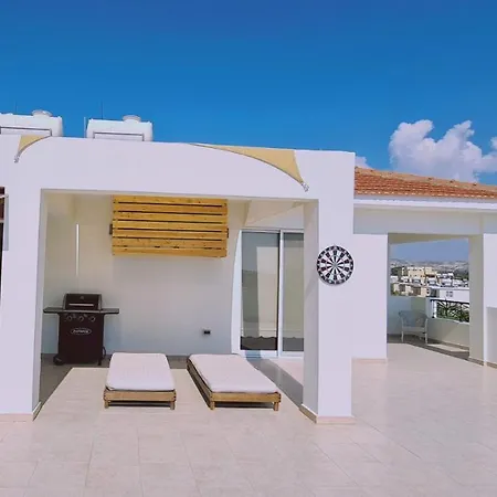 Sunny Palms Apartment