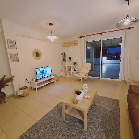 Sunny Palms Apartment *